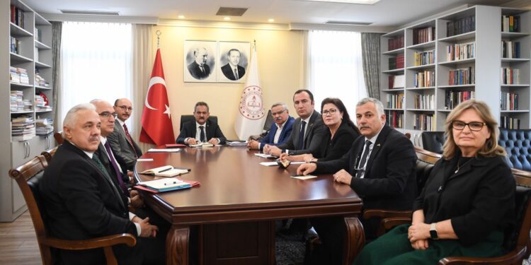 Sahadan Aldığımız Tespitler Doğrultusunda Deprem Bölgesinde Yapılacaklara Dair Önerilerimizi Bakan Mahmut Özer’e Sunduk.