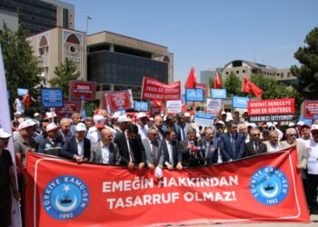 Memur ve Emeklilerimizin Hakları İçin Hazine ve Maliye Bakanlığı Önündeydik