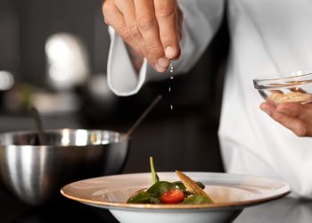 AŞÇILARIN MESAİ SAATLERİ BELİRLENMELİDİR