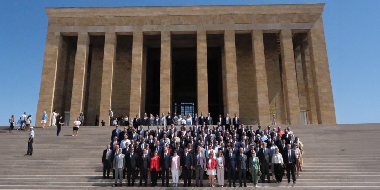 “TÜRK DÜNYASI EĞİTİM KURULTAYI” KAPSAMINDA ANITKABİR’E ANLAMLI ZİYARET