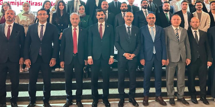 TÜRKÇE ÖĞRETİMİYLE KARDEŞLİK BAĞLARIMIZ GÜÇLENİYOR:KERKÜK’TE TÜRKMEN GENÇLERİN VE TÜRKMENELİNDEKİ TÜRKOLOGLARIN SERTİFİKA TÖRENİ YAPILDI.